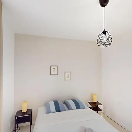 Apartament 2-bedroom On Rue De Rousseau