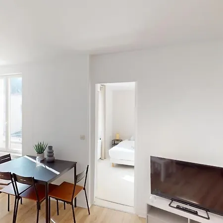 2-bedroom On Rue De Rousseau